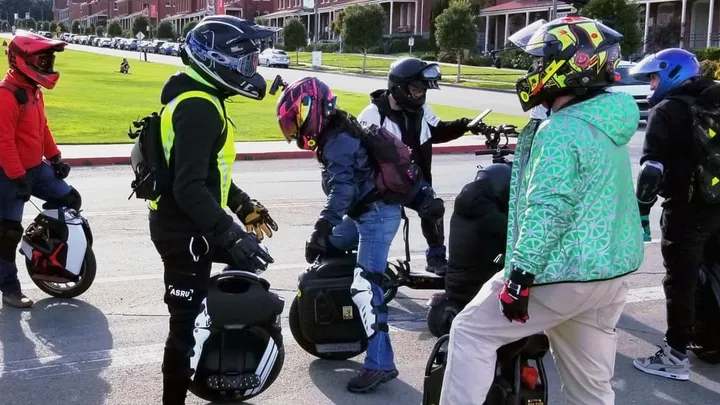 Riders casqués réunis avec leurs gyroroues en usage réel